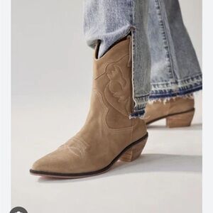 UO Urban Outfitters Tan Suede Western Ankle Boots